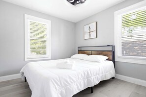 4 bedrooms, iron/ironing board, WiFi, bed sheets