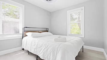 4 bedrooms, iron/ironing board, WiFi, bed sheets