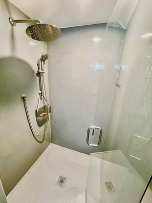 Sèche-cheveux, serviettes fournies, savon, papier toilette