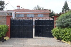 Property grounds - Experience the perfect blend of comfort and convenience at Axis Guest House. (Machakos)