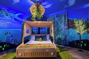 6 bedrooms, iron/ironing board, travel cot, free WiFi - 6BR Themed-Pool&Theater, Walk to StoreyLake Resort (Kissimmee)
