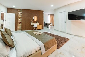 4 bedrooms, iron/ironing board, WiFi, bed sheets