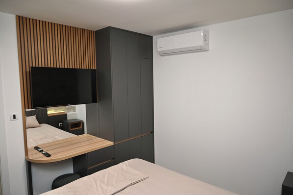 Iron/ironing board, WiFi, bed sheets