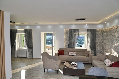 Villa Sirena – Waterfront Escape