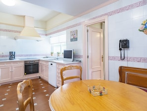 Kühlschrank, Mikrowelle, Ofen, Geschirrspüler