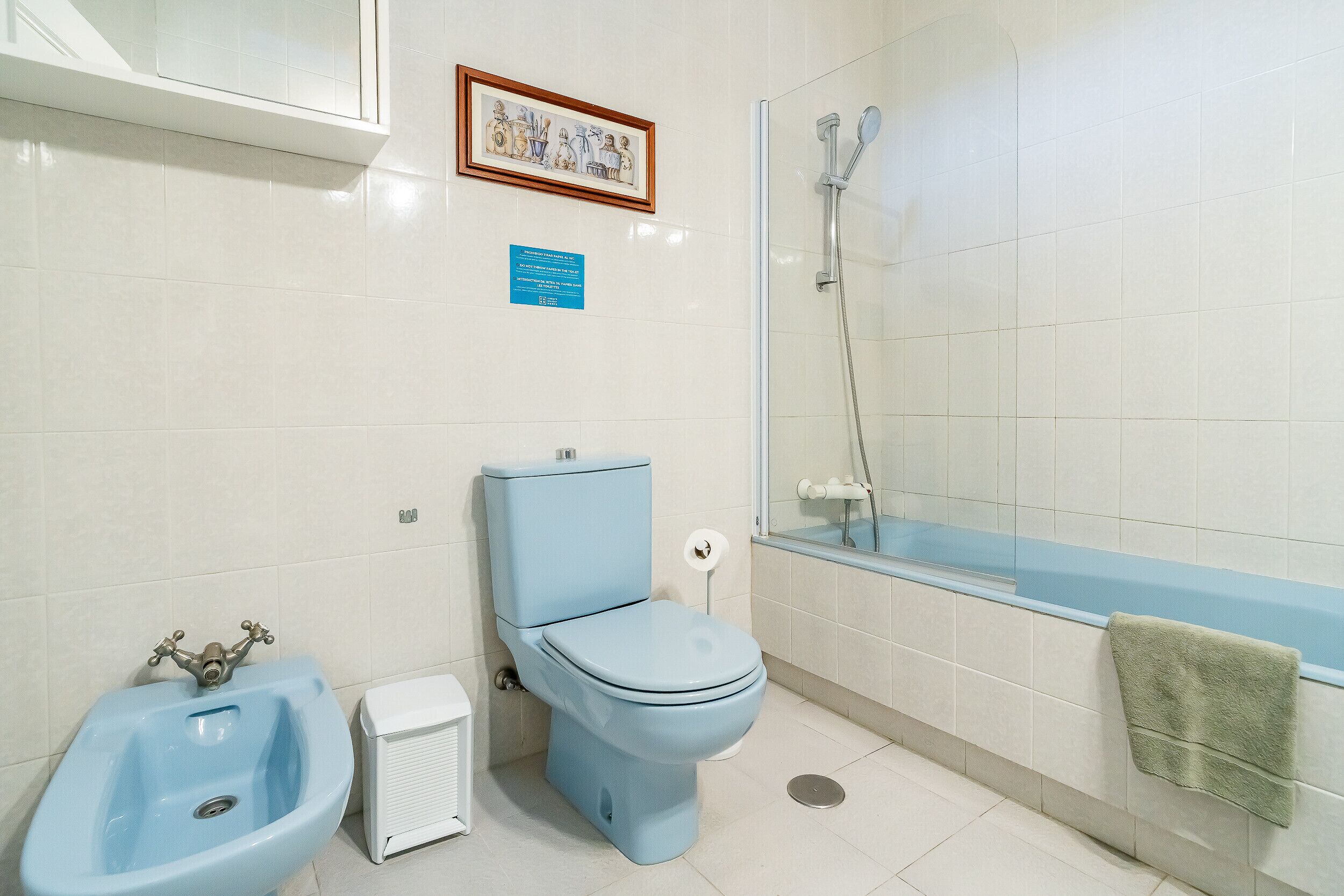 Ein Badezimmer mit Toilette, Bidet und Badewanne.