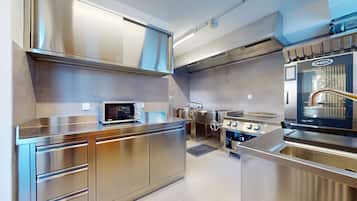 Een koelkast, een magnetron, een oven, een vaatwasser