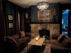 Smart TV, chimenea y libros