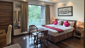 Luxury Double Room | Desk, laptop workspace, WiFi (free) - 1 Million Suites (Gurugram)