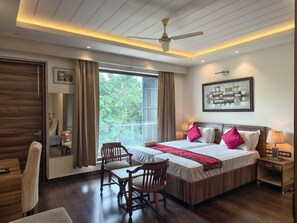 Luxury Double Room | Desk, laptop workspace, free WiFi - 1 Million Suites (Gurugram)