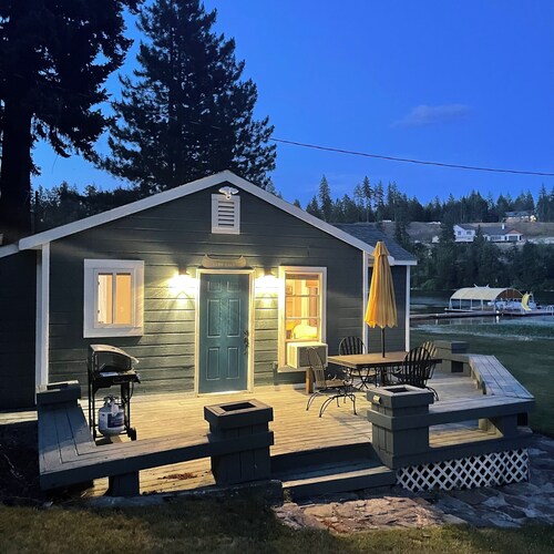 Charming Lakefront Fireside 3BR in Spirit Lake with Dock-space WiFi, AC, Pets OK