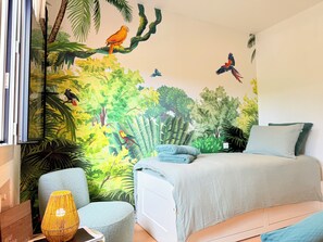 4 bedrooms, iron/ironing board, WiFi, bed sheets