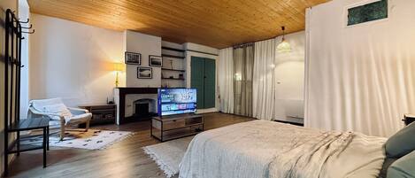 1 bedroom, free WiFi, bed sheets