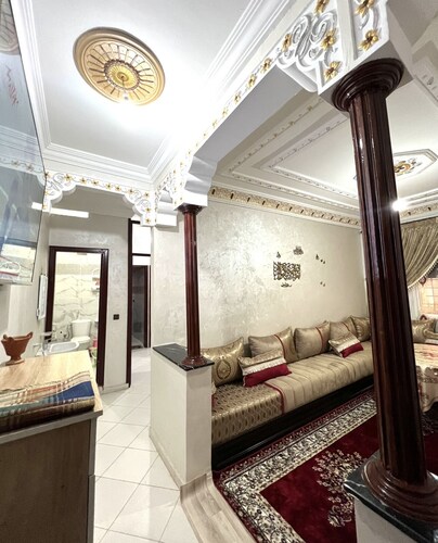 Appartement à louer avec 1 chambre et 2 salons dans un quartier calme.