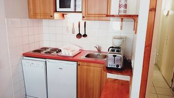 KĂŒhlschrank, Mikrowelle, Ofen, GeschirrspĂŒler