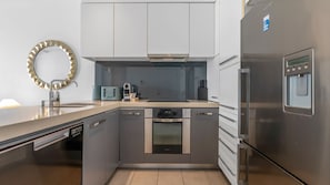 Een koelkast, een magnetron, een oven, een kookplaat