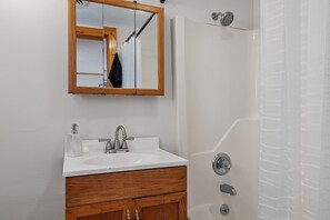 Sèche-cheveux, serviettes fournies, savon, papier toilette