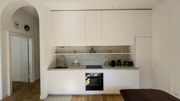 Frigorifero, forno, piano cottura, lavastoviglie