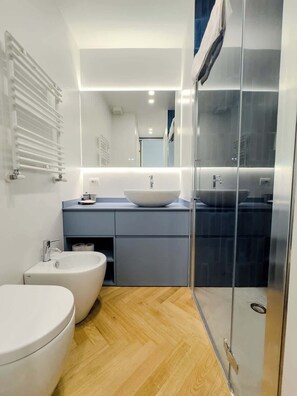 Shower, hair dryer, towels, shampoo - Design & Comfort in Porta Romana (Milan)