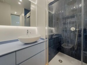 Shower, hair dryer, towels, shampoo - Design & Comfort in Porta Romana (Milan)