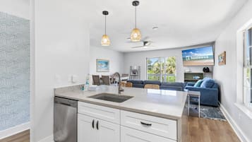 Condo familiar, 2 habitaciones, para no fumadores, vista al jardín | Cocina privada | Refrigerador, microondas, horno y parrilla de estufa