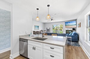 家庭公寓式客房, 2 间卧室, 无烟房, 花园景观 | 私人厨房 | 冰箱、微波炉、烤箱、炉灶