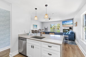 Condo familiar, 2 habitaciones, para no fumadores, vista al jardín | Cocina privada | Refrigerador, microondas, horno y parrilla de estufa
