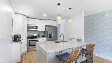 Family Condo, 2 Bedrooms, Non Smoking, Garden View | Private kitchen | Fridge, microwave, oven, stovetop