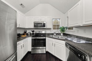 House | 5 bedrooms - ATL Patio Paradise Pool Hottub Theater Gmrm B-ball (Atlanta)