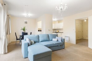 Living area - Spacious 2 Bed Apartment (London)