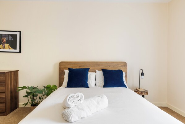 2 bedrooms, iron/ironing board, WiFi, bed sheets - Spacious 2 Bed Apartment (London)