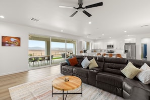 Smart TV - Lake Peek + Chic New Retreat + Hot Tub
2 Master Suites+Boat Garage+Game Haven (Page)