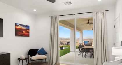 Lake Peek + Chic New Retreat
2 Master Suites, Boat Garage, Views, Game Haven