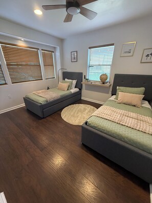 2 chambres, fer et planche à repasser, Wi-Fi, draps fournis