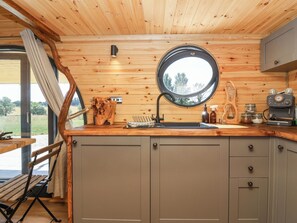 Cookware/dishes/utensils - Bugley Pools Hideaway (Gillingham)