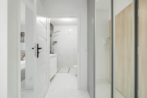 Shower, hair dryer, towels, shampoo