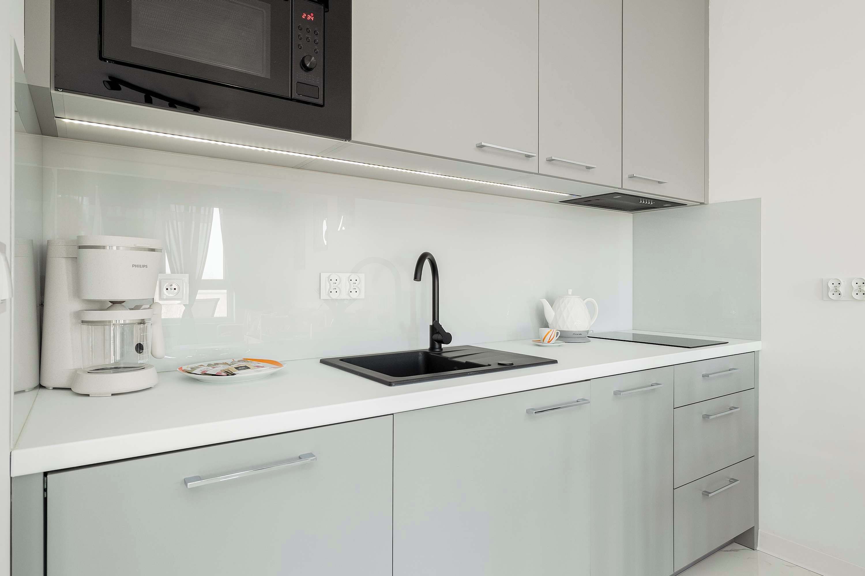 Kühlschrank, Mikrowelle, Herdplatte, Geschirrspüler