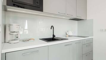 Kühlschrank, Mikrowelle, Herdplatte, Geschirrspüler