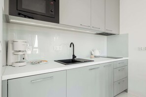 Kjøleskap, mikrobølgeovn, kokeplater og oppvaskmaskin