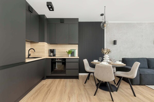 Fridge, oven, stovetop, dishwasher