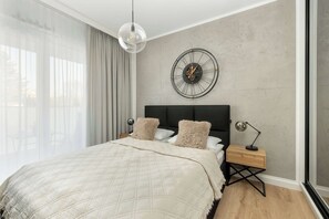 Iron/ironing board, travel cot, WiFi, bed sheets