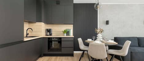 Fridge, oven, stovetop, dishwasher