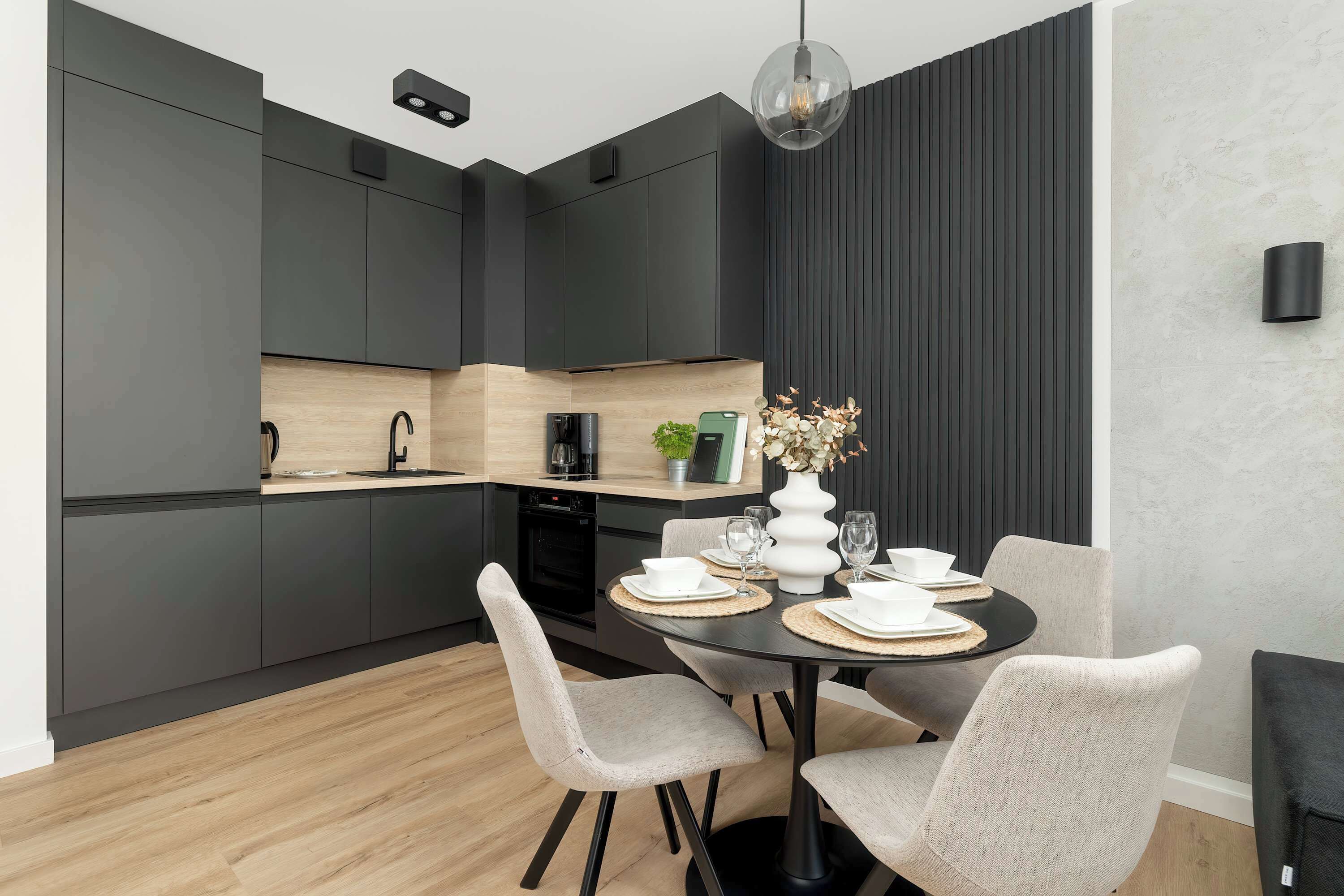 Kylskåp, ugn, spishäll och diskmaskin