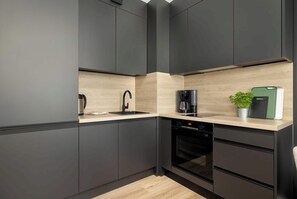 Fridge, oven, stovetop, dishwasher