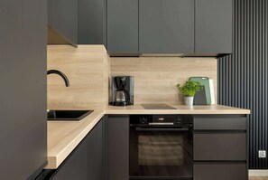 Fridge, oven, stovetop, dishwasher