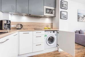 Fridge, microwave, stovetop, dishwasher - Comfortable Apartment | Sauna, Jacuzzi and Close to the Beach (Kołobrzeg)