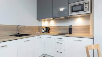 Kjøleskap, mikrobølgeovn, kokeplater og oppvaskmaskin