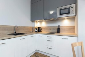 Fridge, stovetop, dishwasher, coffee/tea maker