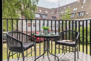 Outdoor dining - Comfortable Apartment | Sauna, Jacuzzi and Close to the Beach (Kołobrzeg)