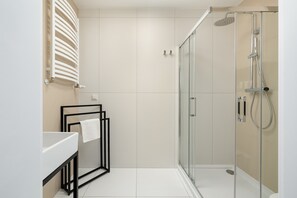 Shower, hair dryer, towels, shampoo